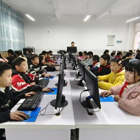 Како Sun Haiqing од Jiangsu Jutian го поттикна образованието во родниот град преку компјутерски донации?
